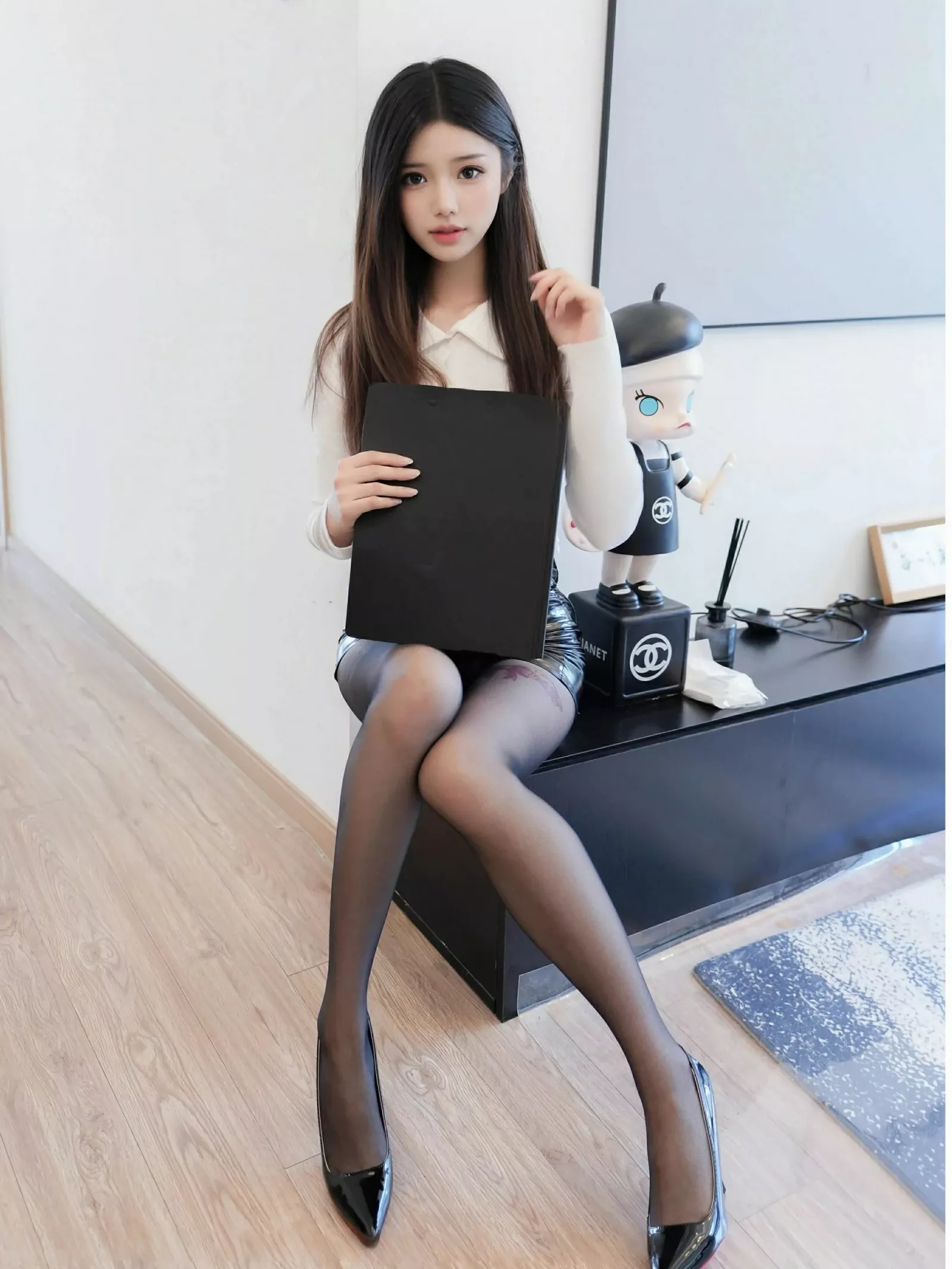新人壁纸琉璃ww白T配黑短裙高清壁纸  第9张